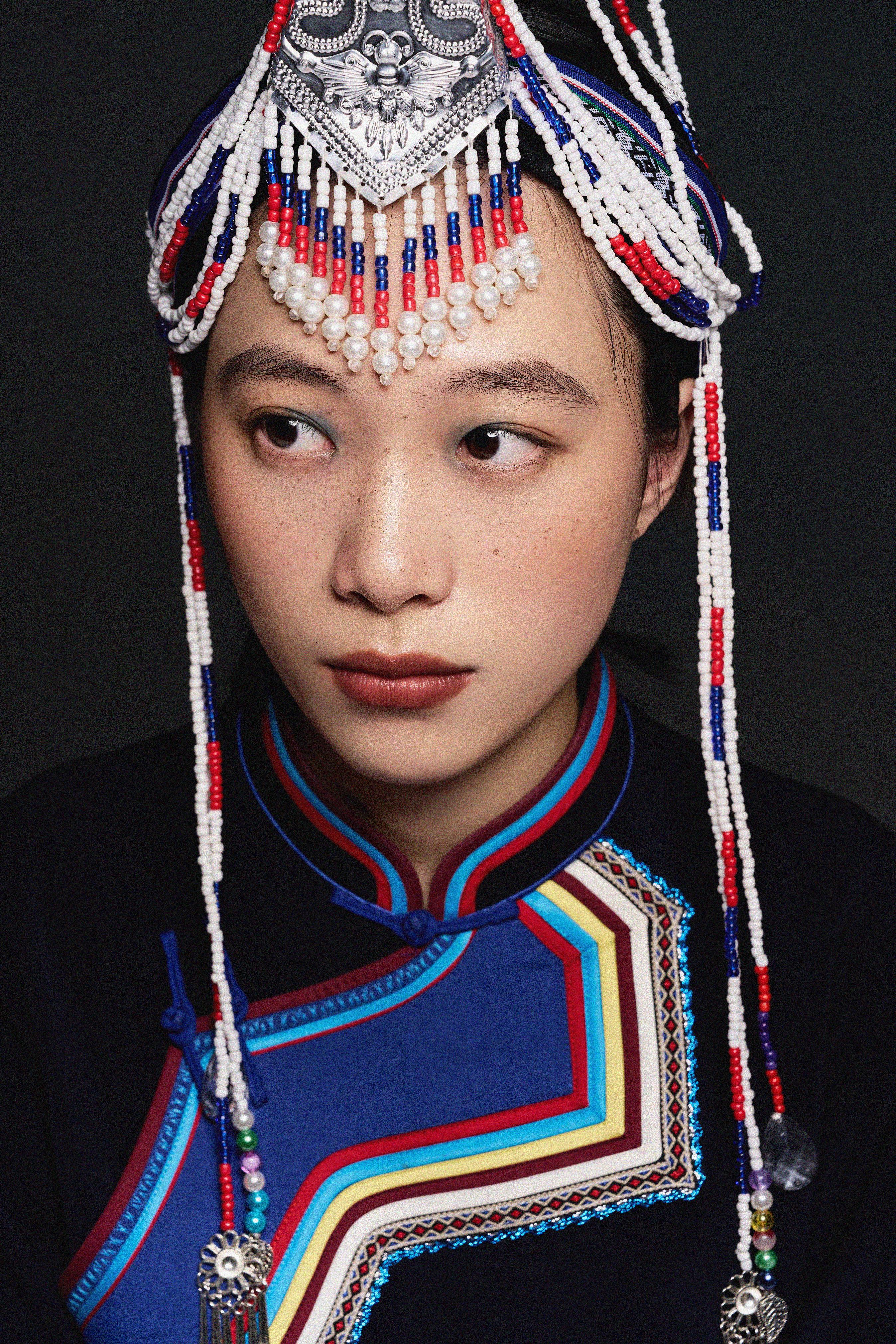 作品标题:《山水分影间,民族衣裳新》(组照之一);作者:吴佳颖;指导老师:郭勍;奖项:二等奖。