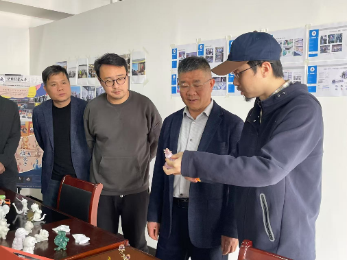 研究院负责人向浦江县政协主席介绍成果