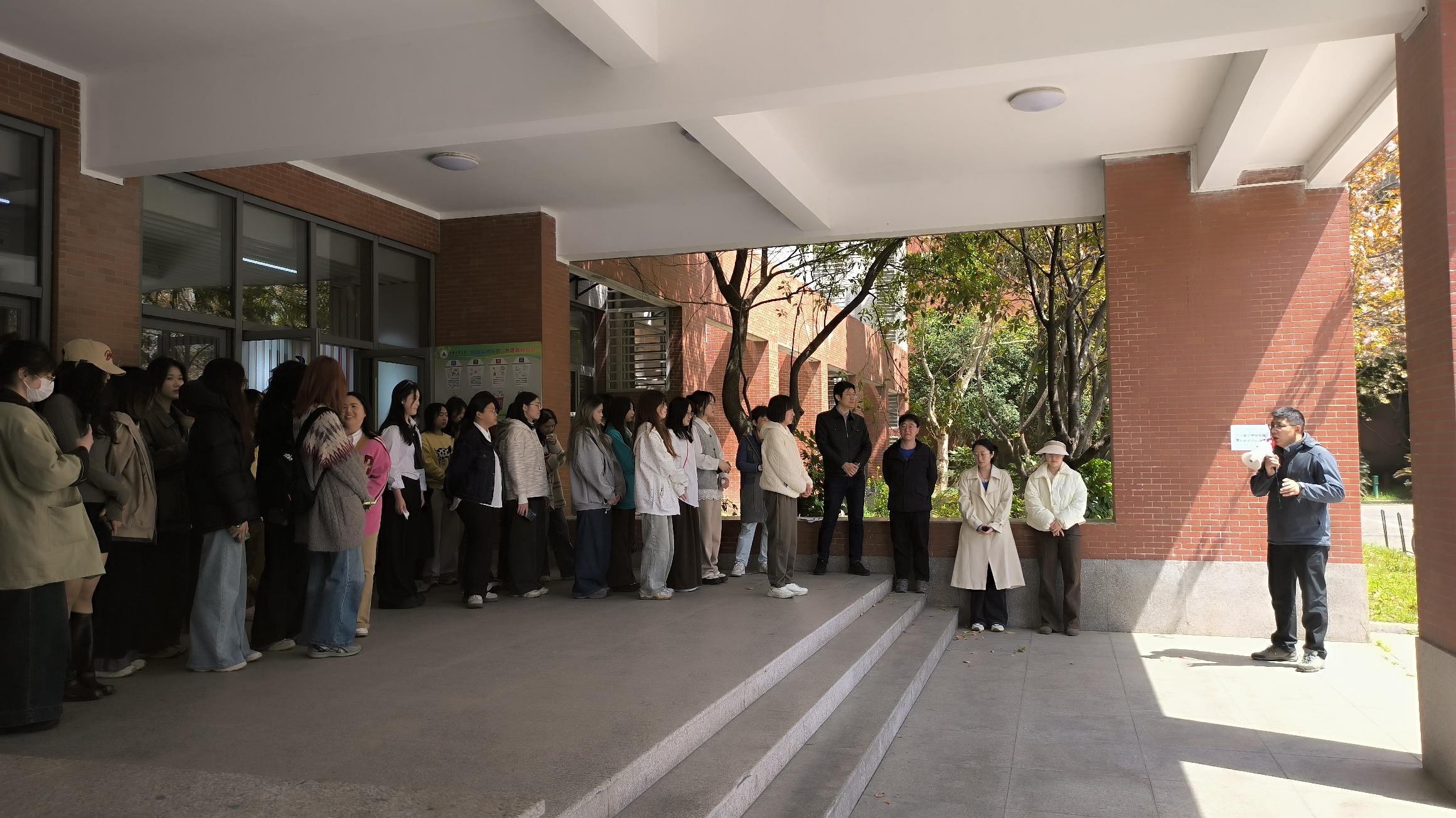 艺传消防演练保卫部朱永乐老师向师生们详细讲解