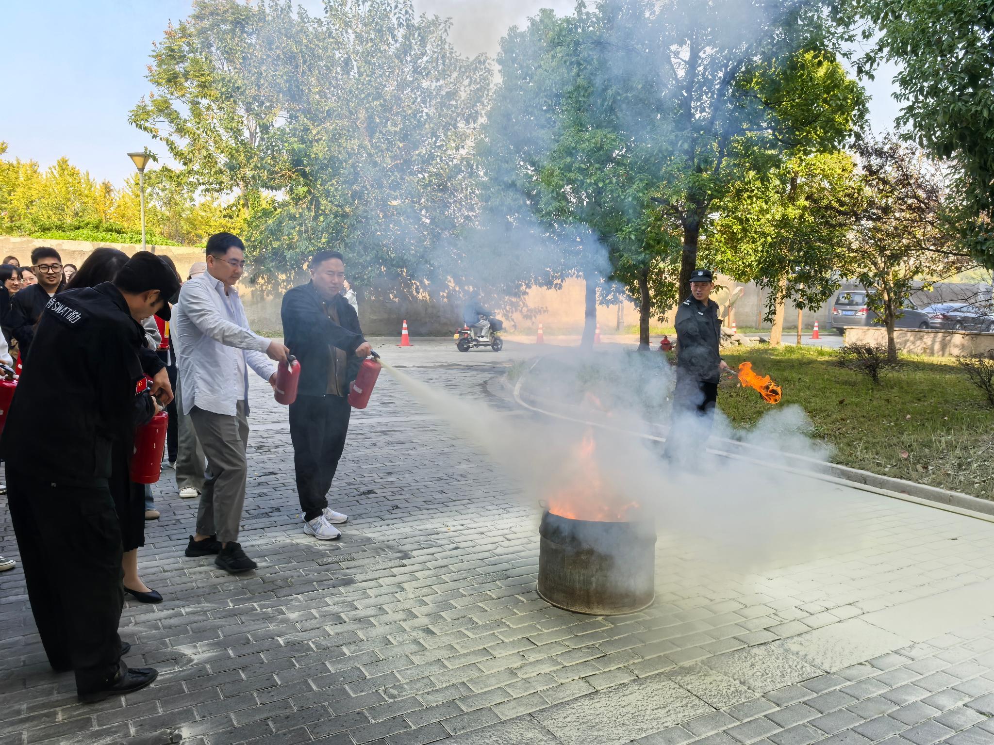 教师体验灭火器实际操作
