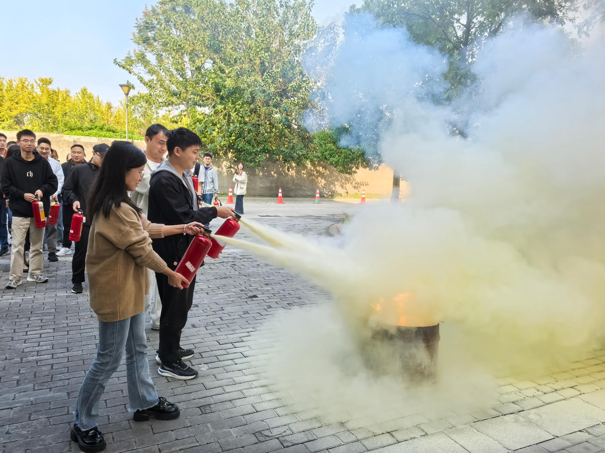 学生体验灭火器实际操作